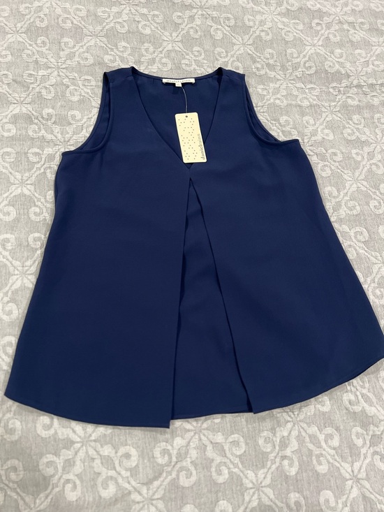 Daniel Rainn Tops - Daniel Rainn Navy V-Neck Sleeveless Pleat Front Camisole